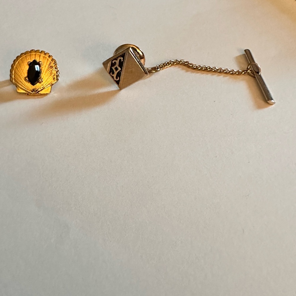 Lot of 2 - Goldtone Seashell w/Black Stone Pin & Goldtone Tie Tack with Chain